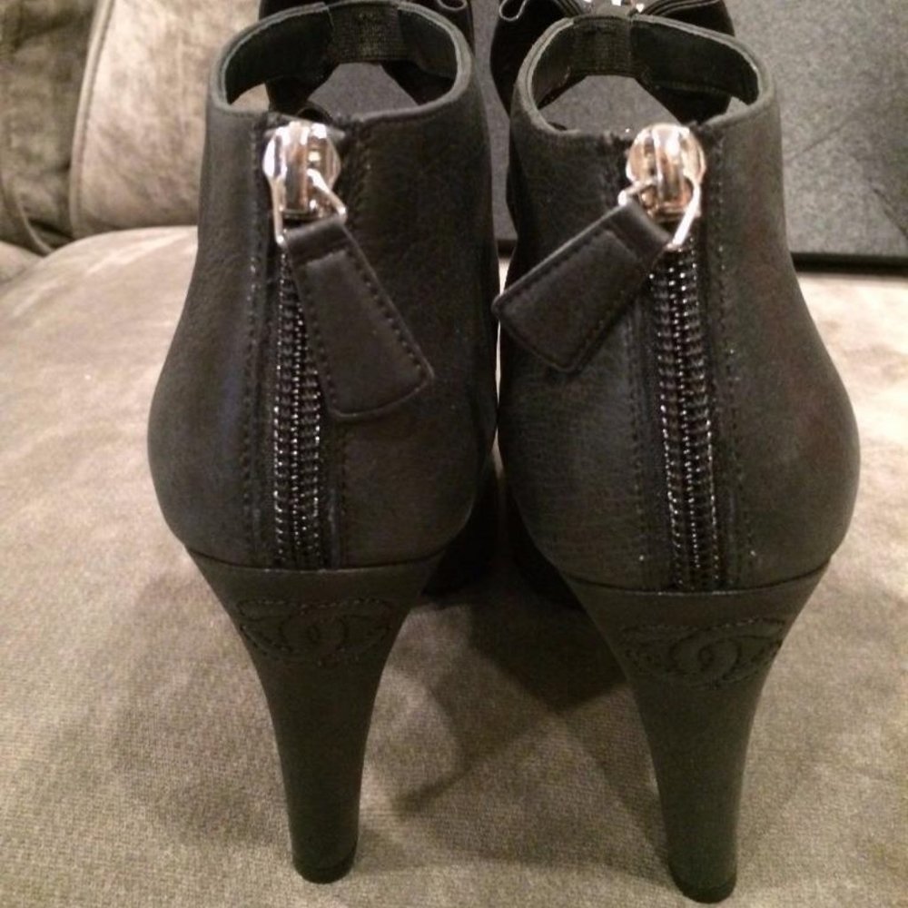 CHANEL Black High Heels with Bow Details - Picture 6 of 11